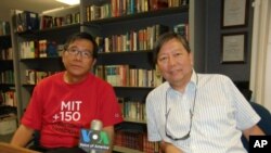 麥海華(左)與李卓人(右)接受美國之音獨家專訪