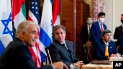 2021年10月13日，美國國務卿布林肯、以色列外交部長拉皮德(左)和阿聯酋外交部長謝赫·阿卜杜拉·本·扎耶德·阿勒納哈揚(右)在國務院舉行的聯合新聞發布會上亮相（美聯社）。