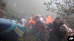 ໃນຮູບນີ້ທີ່ສະໜອງໃຫ້ໂດຍ ອົງການຂ່າວ Moj, ເຈົ້າໜ້າທີ່ກູ້ໄພ ກຳລັງເຮັດວຽກຢູ່ທີ່ສະຖານທີ່ເກີດເຫດ ເຮືອບິນເຮລີຄອບເຕີ ທີ່ມີປະທານາທິບໍດີ ອີບຣາຮິມ ເຣຊີ ຂອງອີຣ່ານ ຕົກ ຢູ່ໃນ ເມືອງ ວາຊາກັນ ທາງພາກຕາເວັນຕົກສ່ຽງເໜືອຂອງອີຣ່ານ, ວັນທີ 20 ພຶດສະພາ 2024.