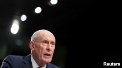 美國國家情報總監丹科茨在聽證會上作證。