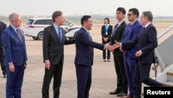 2024年4月24日，美国国务卿安东尼·布林肯抵达上海后，在机场受到上海外事办公室主任孔福安、美国驻华大使尼古拉斯·伯恩斯（Nicholas Burns）和美国驻上海总领事王汉（Scott Walker)的迎接。