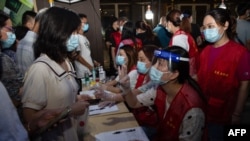 江蘇省南京市居民在接受新冠病毒核酸檢測。（2021年7月21日）