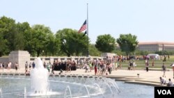 “阵亡将士纪念日”这天华盛顿二战纪念园内的游人和凭吊者。（美国之音杨晨拍摄）