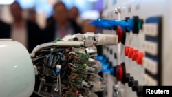 德国人工智能研究中心2013年在汉诺威展会上展出机器人操作控制面板