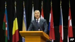 黑山共和國總理米洛•久卡諾維奇於2016年5月30日在北約議會會議上講話，對北約接納黑山表示感謝。