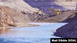 ຄົນງານໄດ້ເອົາກ້ອນຫີນອອກຈາກເຂື່ອນປະຕູຮົ້ວເຫຼັກ ເພື່ອປົດປ່ອຍແມ່ນໍ້າ Klamath. ໃນເຂດ ໂຮຣນ໌ບຣຸກ, ລັດຄາລີຟໍເນຍ, ວັນທີ 28 ສິງຫາ 2024.