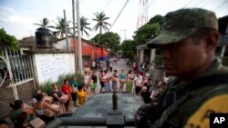 9月9日，墨西哥瓦哈卡州8.1級地震而受災的群眾排隊領取水和食物。