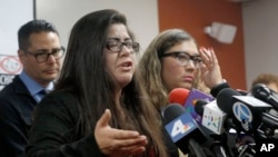 納瓦雷特和她的律師在記者會上（2017年2月10日）。她父親被美國移民及海關執法局逮捕，準備遞解出境。
