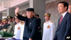 2013年7月27日，北韓領導人金正恩和中國副主席李源潮在平壤紀念北韓戰爭停戰60週年的慶典上