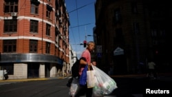 资料照片：一名拾荒男子走过上海街头。（2024年9月27日）