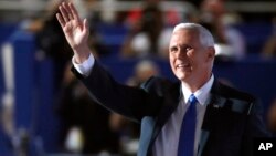 共和黨副總統候選人、印第安那州州長佩斯在共和黨代表大會上向人群揮手（2016年7月20日）
