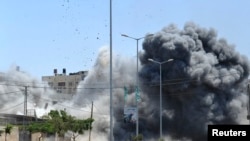 加沙城一座房屋起火，目击者说是以色列袭击造成的。