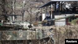 南韓軍人在南北韓邊界地區戒備