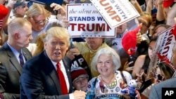 唐納德川普6月18日在鳳凰城競選。