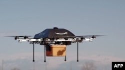 亚马逊公司发布的图片显示小型无人机送货（2013年12月1日）