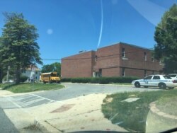 疫情期间美国大部分的学校关闭，但州政府继续在学校门外为学童分发免费食物。图为马里兰州阿尔布特斯市（Arbutus)小学。2020年6月15日美国之音记者赵婉成拍摄。