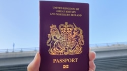 香港市民唐小姐手持BNO護照。(美國之音 湯惠芸拍攝)