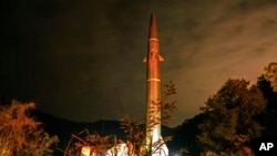 ແຟ້ມພາບ - ໃນຮູບນີ້ ທີ່ເຜີຍແຜ່ໂດຍ ອົງການຂ່າວ ຊິນຫົວ,​ ຂີປະນາວຸດ ຈາກກອງກຳລັງຈະຫຼວດຂອງກອງບັນຊາການ ກອງທັບປົດປ່ອຍ ຂອງປະຊາຊົນພາກພື້ນຕາເວັນອອກ ເຂົ້າຮ່ວມການປະຕິບັດການ ລະຫວ່າງການລາດຕະເວນ ພ້ອມລົບ ແລະ ການຊ້ອມລົບທົ່ວ ອ້ອມຮອບໄຕ້ຫວັນ ໃນວັນທີ 8 ເມສາ 2024.