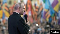 俄羅斯普京總統星期三主持了慶祝俄羅斯兼併克里米亞一周年活動時向民眾講話。