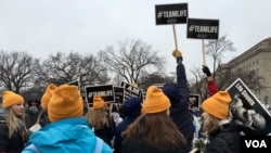 1月22日，成千上萬來自美國各地的人們冒雪聚集在華盛頓紀念碑下，舉行“為生命遊行”(March For Life)活動，反對墮胎。