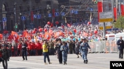 9日紅場閱兵後，莫斯科民眾遊行紀念當年參加戰爭的親人(美國之音白樺拍攝)