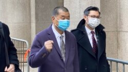 香港壹傳媒創辦人黎智英（左）早前被控欺詐罪及國安法勾結罪獲高等法院批准保釋，律政司不服向終審法院申請上訴，12月31日獲終院批准部分上訴許可，黎智英在2020年除夕再度被還押最少一個月，到明年2月1日再訊 (攝影：美國之音湯惠芸)