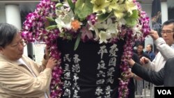 香港支聯會主席李卓人（左一)與多位成員獻上花牌，悼念「四五天安門事件」37周年，及六四事件24周年死難者