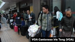 大批疑似水貨客在上水火車站外排長龍等候行李過磅