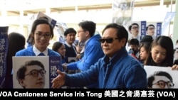 立法會議員黃毓民替本土民主前線候選人梁天琦助選 (攝影﹕美國之音湯惠芸)