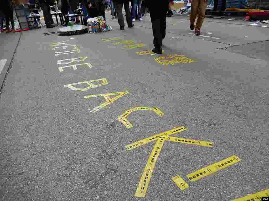 銅鑼灣佔領區清場前，多處貼有"我們會回來"的標語 