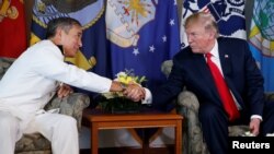 川普2017年11月出訪亞洲前先到夏威夷見哈里斯。 (路透社)