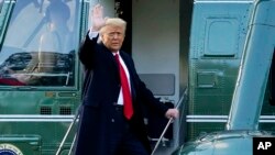 特朗普總統即將乘“海軍陸戰隊一號”專用直升機離開白宮南草坪，並隨後乘“空軍一號”專機前往佛羅里達的海湖莊園。(2021年1月20日)