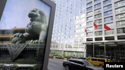 資料照：位於北京的中國證券監督管理委員會大樓附近一個廣告牌上的石獅子。