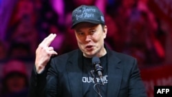 特斯拉和SpaceX 執行長馬斯克在紐約麥迪遜廣場花園為美國前總統、共和黨總統候選人特朗普舉行的競選集會上發表演說。 (2024年10月27日)