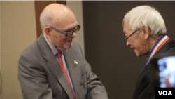 共產主義受難者基金會主席愛德華茲2019年1月28日授予陳日君“杜魯門-里根自由勳章”（美國之音寧路拍攝）