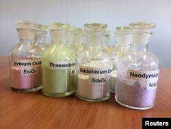 К РЗЭ относят скандий, иттрий, лантан, церий, празеодим, неодим, прометий, самарий, европий, гадолиний, тербий, диспрозий, гольмий, эрбий, тулий, иттербий, лютеций. На фото изображены содержащие их соединения с австралийского месторождения Маунт-Уэлд.