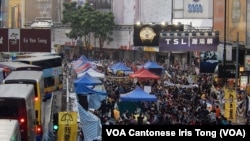 銅鑼灣佔領區清場前最後一個星期日，數以千計市民及佔領者在這裡拍照留念，見證歷史