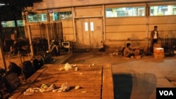 晚上9時後，上水火車站外水貨客分貨點留下垃圾