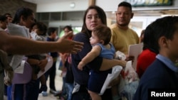 一名攜帶嬰兒的非法移民婦女在德克薩斯州的拘留中心獲釋（2018年7月26日）