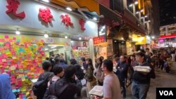 香港光榮冰室在理大廚房佬平安夜再被警方拘捕後，聖誕節繼續為市民提供免費晚餐，數以千計市民到場支持。(美國之音 湯惠芸拍攝)