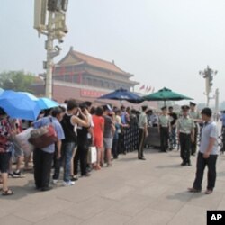 警察對遊客進行安全檢查