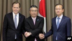 日本朝核問題談判代表杉山晉輔(中)今年10月17日在東京和美國北韓特使戴維斯（左）﹑南韓首席核談判代表林成南(右)會晤