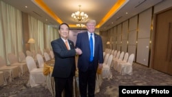 台灣總統蔡英文在推特推宋楚瑜與川普合影的照片。（蔡英文推特截圖）