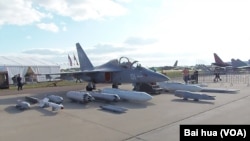 2013年8月莫斯科航展上展出的俄羅斯雅克-130戰鬥教練機(美國之音白樺拍攝)