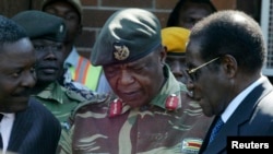 津巴布韋軍方首領康斯坦丁諾·奇文加(中）和津巴布韋長期領導人穆加貝（右）（資料圖片）