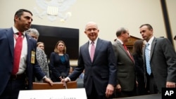 美国司法部长塞申斯抵达众议院司法委员会听证会会场（2017年11月14日）