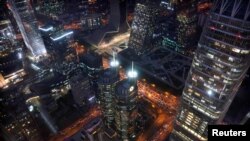 2018年11月21日，北京中央商務區的交通高峰期間，車輛在建築物之間行駛。2018年中國乘用車的銷量下降至2371萬輛，比2017年的2472萬輛下降4.1%，為1990年以來首次下滑。