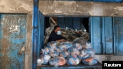 资料照片：联合国近东巴勒斯坦难民救济和工程处在加沙城准备提供食品救助。（2021年4月7日）