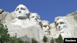 美国南达科他州拉什莫尔山国家纪念公园内美国总统山的华盛顿、杰斐逊、西奥多·罗斯福和林肯总统的雕塑。（2013年4月12日）