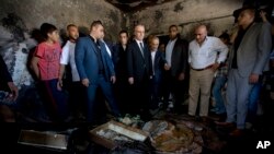 巴勒斯坦官員視察懷疑被猶太人定居者襲擊的約旦河西岸房屋